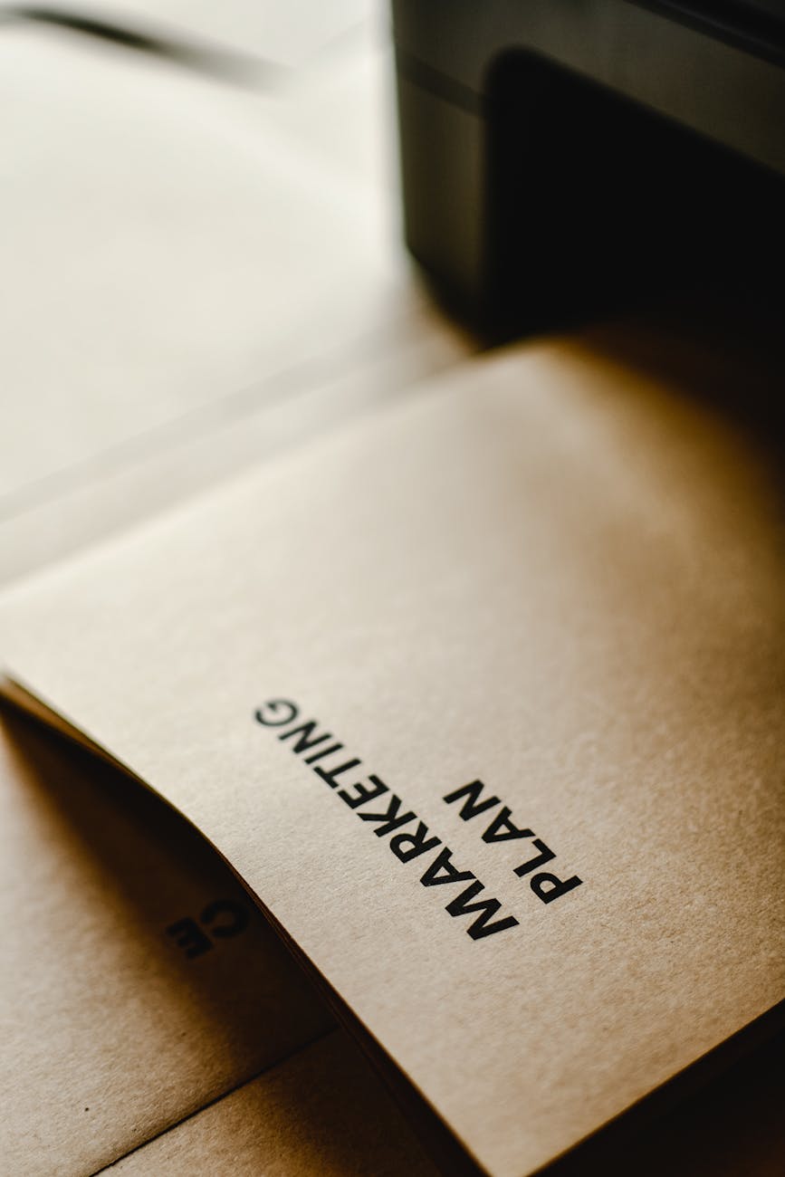 Plan marketing manuscrit sur papier kraft — méthodologie B2B Kiara Vista
