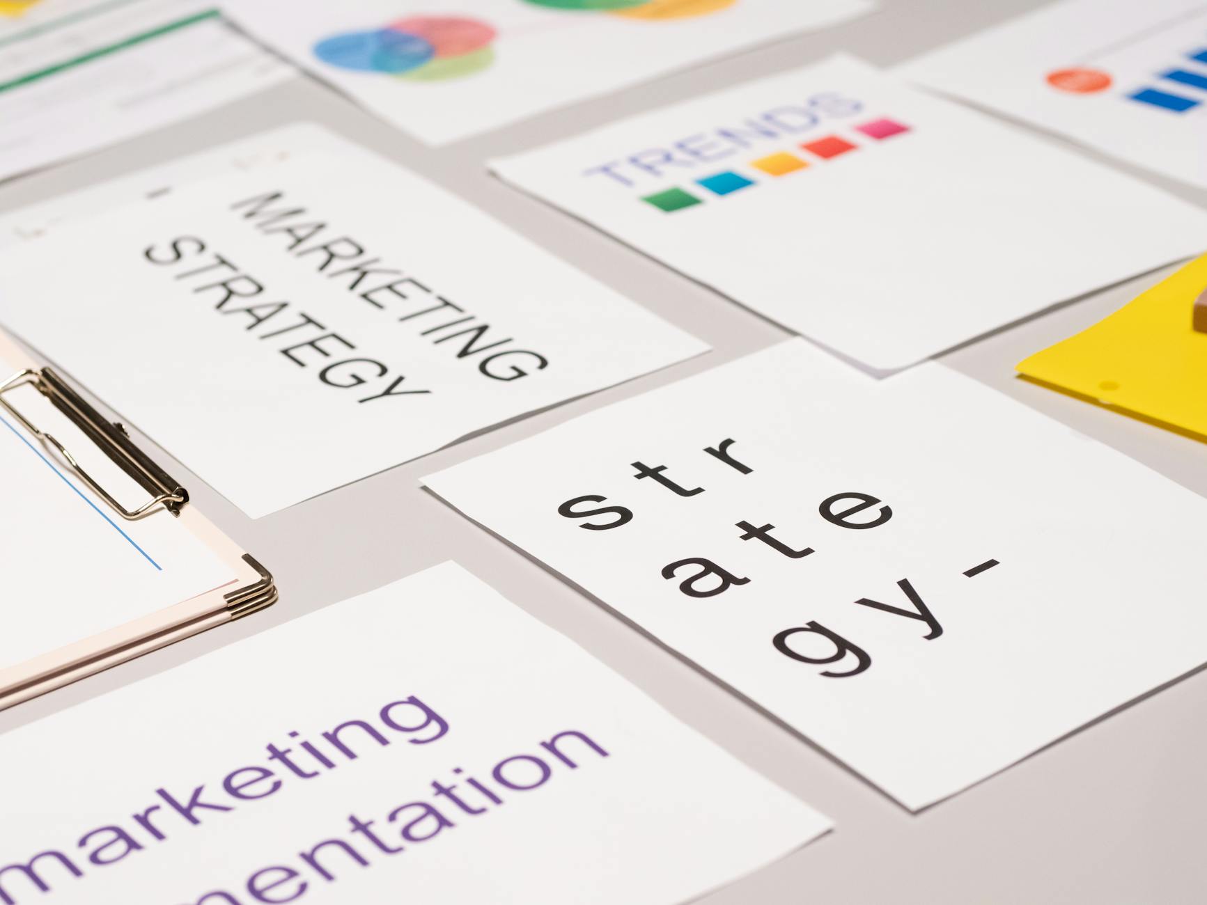 Espace de travail moderne — méthodologie marketing structurée par Kiara Vista